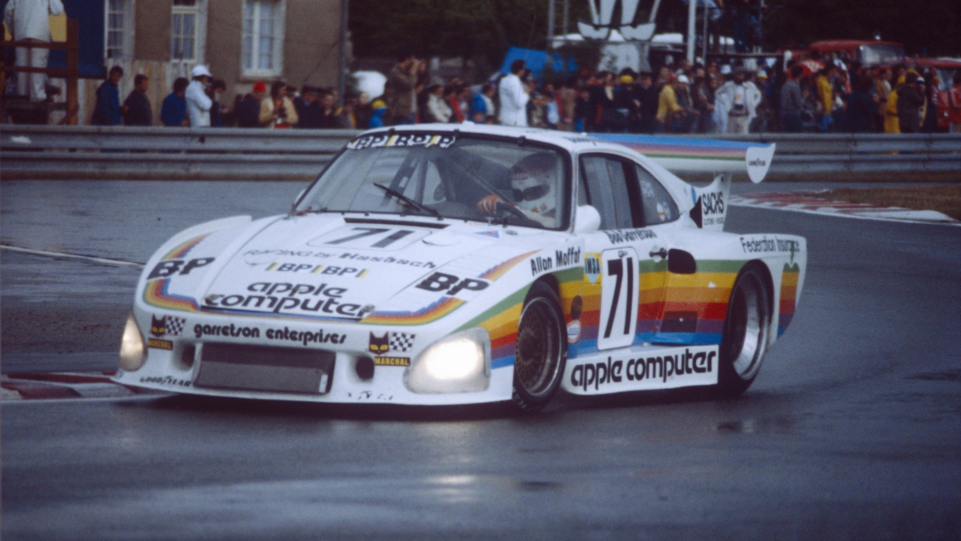 ポルシェ963がアップルカラーで疾走、ラグナセカに蘇る1980年の伝説 | Milesahead Cars